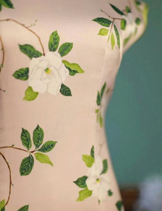 一池春水
荷言HEYAN#一池春水 栀子花印花真丝双绉面料+草绿色盘香扣手工旗袍 商品图3