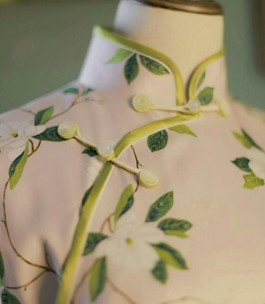 一池春水
荷言HEYAN#一池春水 栀子花印花真丝双绉面料+草绿色盘香扣手工旗袍 商品图4