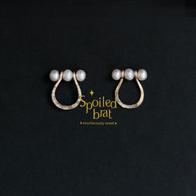 spoiledbrat jewelry珍珠马蹄耳钉