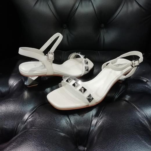 LFGJ 9206铆钉一字带金属粗跟凉鞋 商品图3