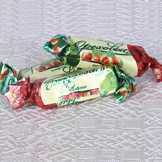 【中欧班列精选】俄罗斯糖果三颗榛子绿色  四颗榛子红色   巧克力夹心果仁威化糖休闲零食礼包婚庆500g/袋 商品图3