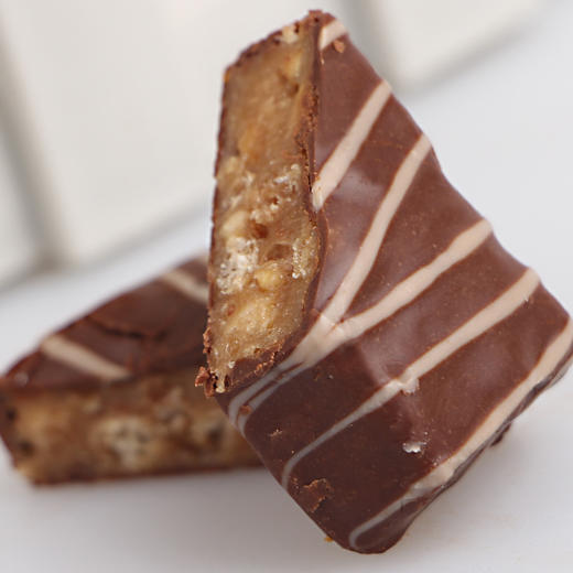 【中欧班列精选】俄罗斯糖果三颗榛子绿色  四颗榛子红色   巧克力夹心果仁威化糖休闲零食礼包婚庆500g/袋 商品图4