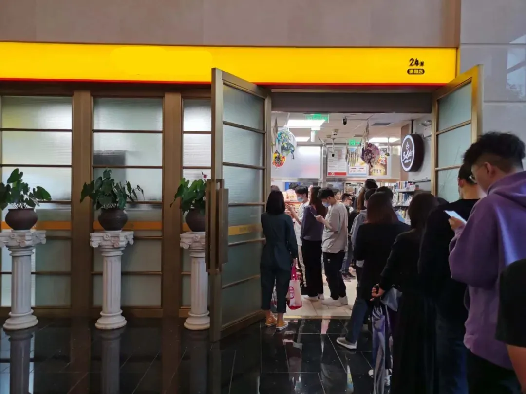 靠5元咖啡，4年竟能<em>开店</em>2000家！揭秘这家被疯抢的“网红店”