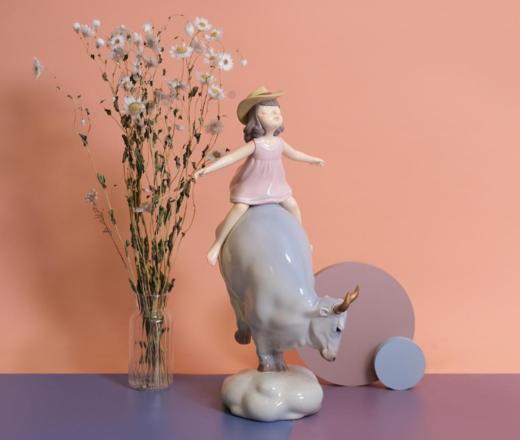 周双《一起飞-轻奢版》牛雕塑摆件 商品图3