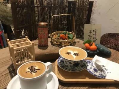 中药铺里开的咖啡馆：就用茶碗装？一天最高卖500杯！