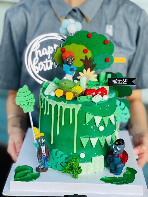 植物大战僵尸主题蛋糕: （特别提示：蛋糕表层轻轻晕染0.05cm绿色食用色素内部还是纯色奶油，可放心食用，介意的食客可收到刮掉后食用) 商品图0