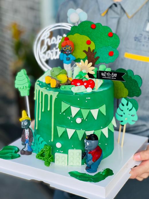 植物大战僵尸主题蛋糕: （特别提示：蛋糕表层轻轻晕染0.05cm绿色食用色素内部还是纯色奶油，可放心食用，介意的食客可收到刮掉后食用) 商品图1