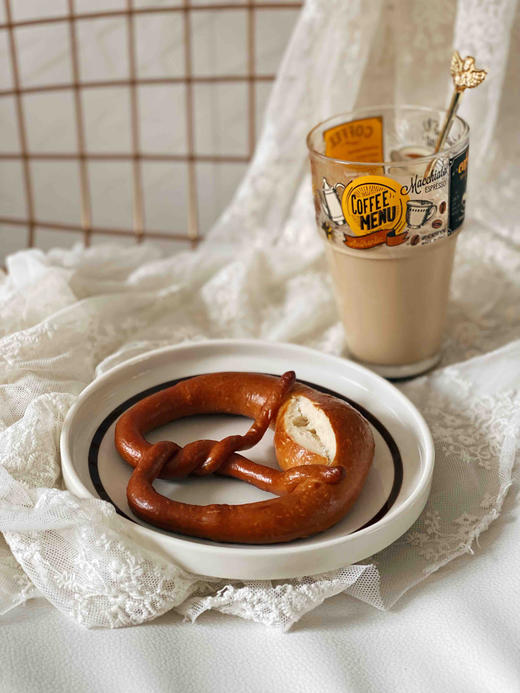 无油无糖碱水结，口感绵密有嚼劲，没有奶油面包的湿糯，也没有硬欧包的硬朗，关于碱水面包的故事有很多，有爱情有希望，有历史有趣闻 商品图10