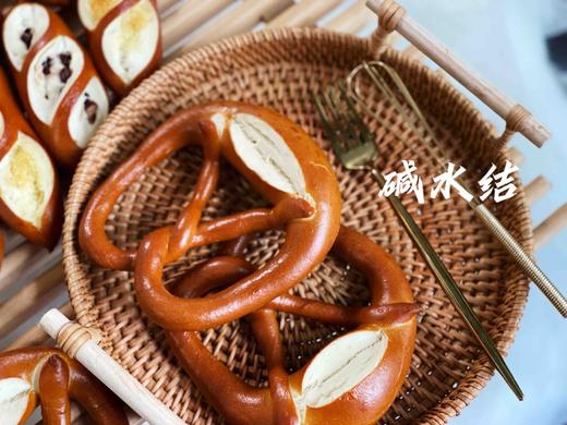 无油无糖碱水结，口感绵密有嚼劲，没有奶油面包的湿糯，也没有硬欧包的硬朗，关于碱水面包的故事有很多，有爱情有希望，有历史有趣闻 商品图5