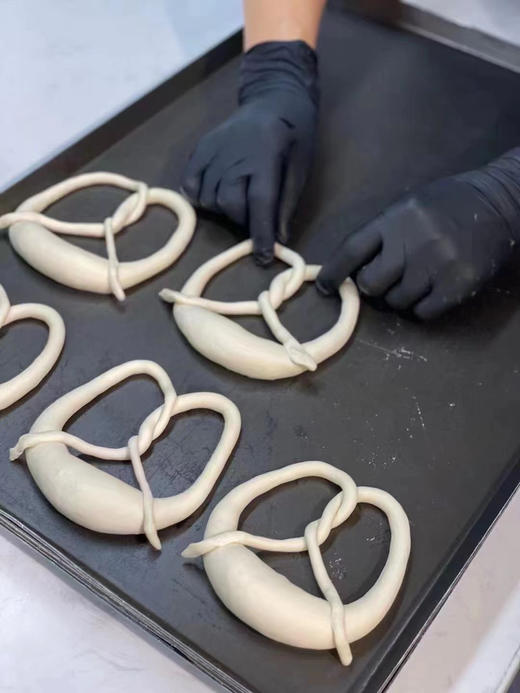 无油无糖碱水结，口感绵密有嚼劲，没有奶油面包的湿糯，也没有硬欧包的硬朗，关于碱水面包的故事有很多，有爱情有希望，有历史有趣闻 商品图9