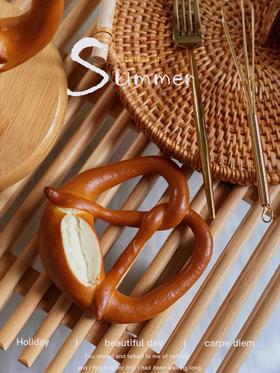 无油无糖碱水结，口感绵密有嚼劲，没有奶油面包的湿糯，也没有硬欧包的硬朗，关于碱水面包的故事有很多，有爱情有希望，有历史有趣闻