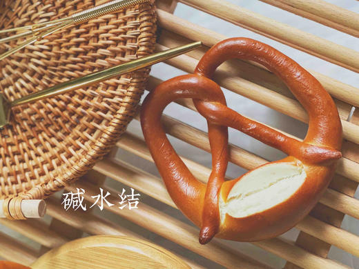 无油无糖碱水结，口感绵密有嚼劲，没有奶油面包的湿糯，也没有硬欧包的硬朗，关于碱水面包的故事有很多，有爱情有希望，有历史有趣闻 商品图7