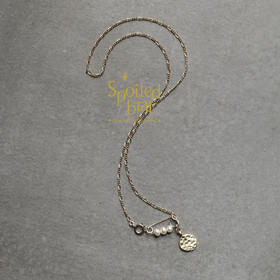 SpoiledBrat Jewelry珍珠别针圆牌不对称项链