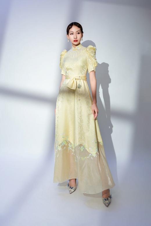 荷言HEYEN 玉人新妆【明星同款】时装周秀场款 鹅黄色真丝混纺梅花织金提花缎+“双兔捧月”造型非遗盘扣+复古泡泡袖+裙身非遗重工苏绣设计”儿童 商品图0