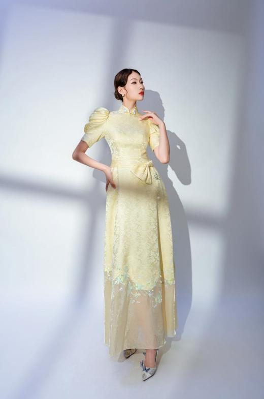 荷言HEYEN 玉人新妆【明星同款】时装周秀场款 鹅黄色真丝混纺梅花织金提花缎+“双兔捧月”造型非遗盘扣+复古泡泡袖+裙身非遗重工苏绣设计”儿童 商品图2