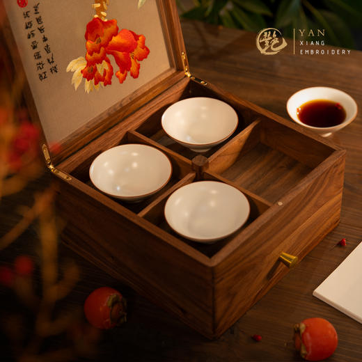艷 湘绣  双层茶盒套装 北美胡桃木（带四杯+普洱茶） 商品图1
