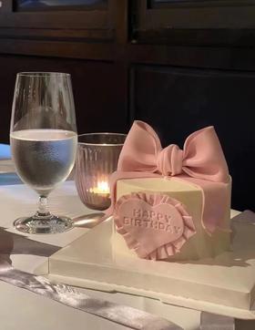 粉色爱心半翻糖主题蛋糕: 女孩纸的快乐其实很简单 比如喝了杯奶茶、吃了顿美食、买了喜欢的衣服、见了想见的人