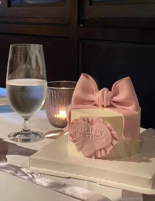 粉色爱心半翻糖主题蛋糕: 女孩纸的快乐其实很简单 比如喝了杯奶茶、吃了顿美食、买了喜欢的衣服、见了想见的人 商品图0