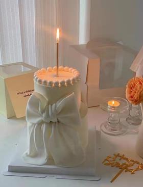 白色半翻糖双层主题蛋糕:(氛围感十足，每个女孩都值得拥有的奶白色蝴蝶结)