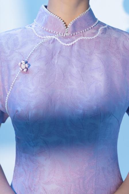 【明星同款】荷言HEYEN 珠嬛赋 紫色羽毛提花真丝手工旗袍 商品图6