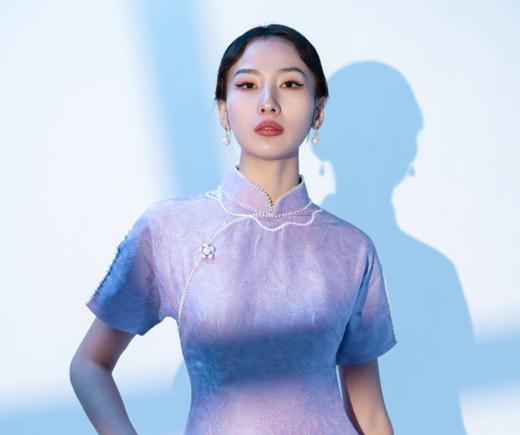 【明星同款】荷言HEYEN 珠嬛赋 紫色羽毛提花真丝手工旗袍 商品图4