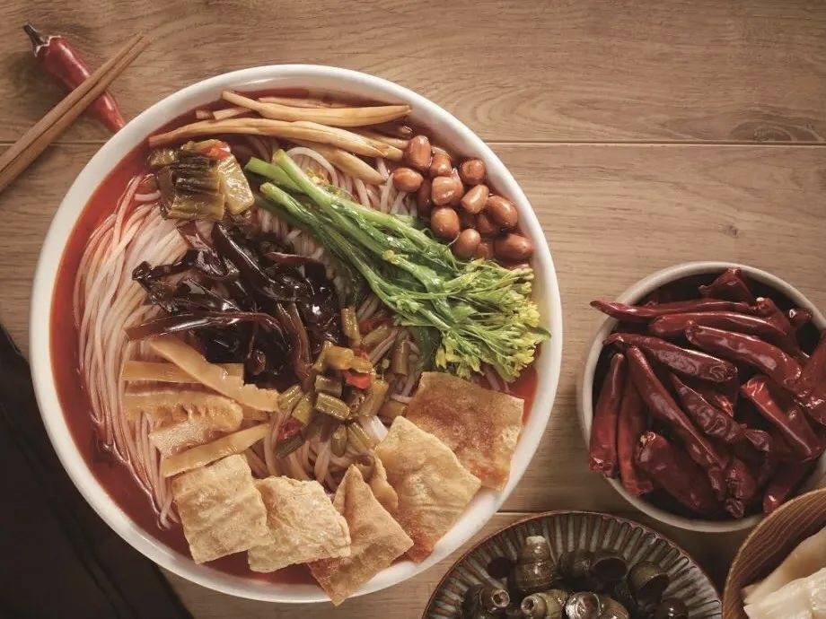 一碗螺蛳粉，如何“嗦”出<em>百</em>亿大产业？