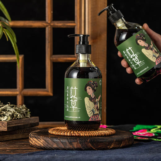 正安优选·羌妆艾草原味草本沐浴露   源自传统的草本沐浴液， 精选高山苦艾叶、 无患子、皂角、苦参等植物， 结合羌族古法技术和现代工艺制作而成。 商品图5