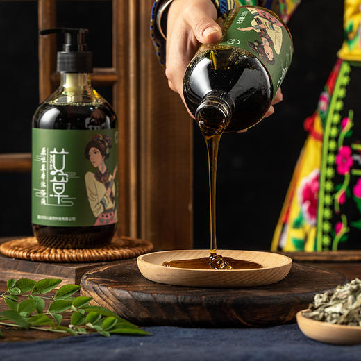 正安优选·羌妆艾草原味草本沐浴露   源自传统的草本沐浴液， 精选高山苦艾叶、 无患子、皂角、苦参等植物， 结合羌族古法技术和现代工艺制作而成。 商品图4