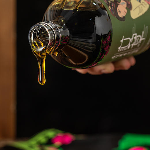 正安优选·羌妆艾草原味草本沐浴露   源自传统的草本沐浴液， 精选高山苦艾叶、 无患子、皂角、苦参等植物， 结合羌族古法技术和现代工艺制作而成。 商品图6