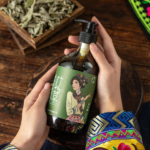 正安优选·羌妆艾草原味草本沐浴露   源自传统的草本沐浴液， 精选高山苦艾叶、 无患子、皂角、苦参等植物， 结合羌族古法技术和现代工艺制作而成。 商品图1