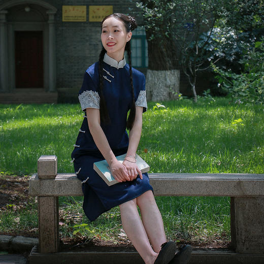 旧时闺秀•人间四月天 莹雪丝缎藏青面料+白色蕾丝镶拼+手工一字扣 商品图4