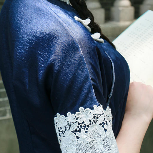 旧时闺秀•人间四月天 莹雪丝缎藏青面料+白色蕾丝镶拼+手工一字扣 商品图2