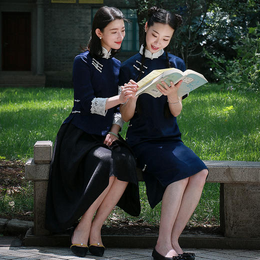 旧时闺秀•人间四月天 莹雪丝缎藏青面料+白色蕾丝镶拼+手工一字扣 商品图1