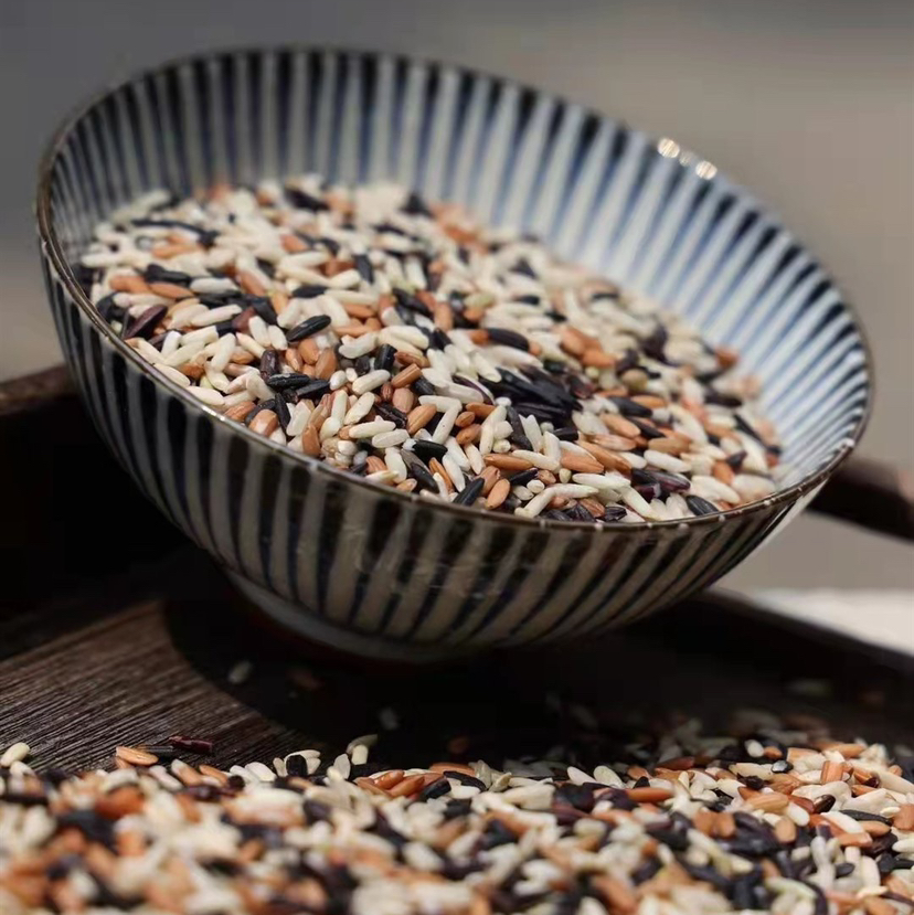 【云南三色糙米】 选用云南三大名米，地理标志产品墨江紫米，墨江红糯米，遮放贡米！三种都是千年古稻种，糙米不糙！口感软糯香甜，天然米香