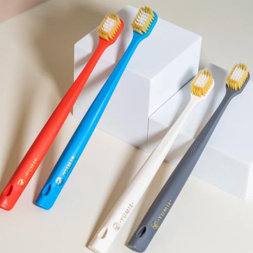 【福利购】由美枝48孔双重洁柔牙刷软毛（摩登灰/静谧白/落英红/玛诺蓝） 商品图1