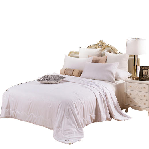 富安娜丝蕴蚕丝被【产品面料】磨毛压花（100%聚酯纤维） 【产品填充】51%柞蚕丝49%粘胶纤维 【产品规格】203*229cm（400g） 商品图1