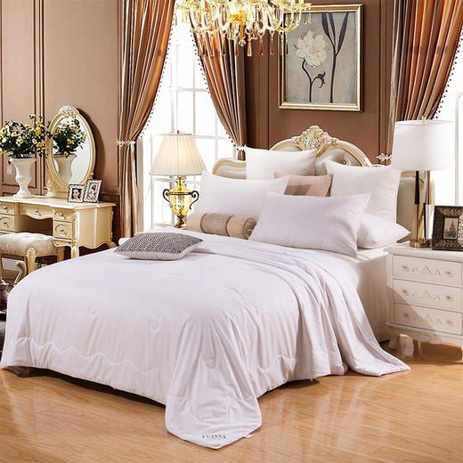 富安娜丝蕴蚕丝被【产品面料】磨毛压花（100%聚酯纤维） 【产品填充】51%柞蚕丝49%粘胶纤维 【产品规格】203*229cm（400g） 商品图0