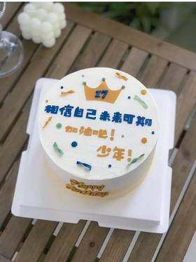 手刻翻糖字体蛋糕：(各位粉丝宝宝需要备注皇冠里面的数字是多少喔)