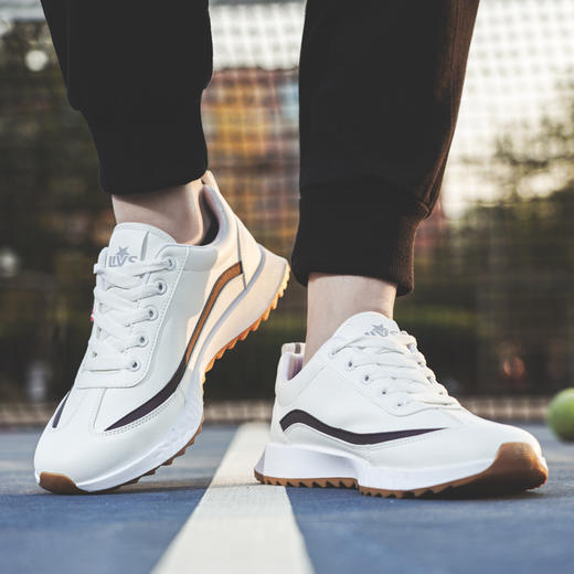 【男女同款运动休闲鞋】 反光条设计，巨轻便，巨柔软，巨显脚瘦，显腿长，简洁时尚百搭，防水防滑好打理，时髦出街！ 商品图4
