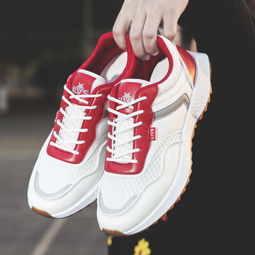 【男女同款运动休闲鞋】 反光条设计，巨轻便，巨柔软，巨显脚瘦，显腿长，简洁时尚百搭，防水防滑好打理，时髦出街！ 商品图3