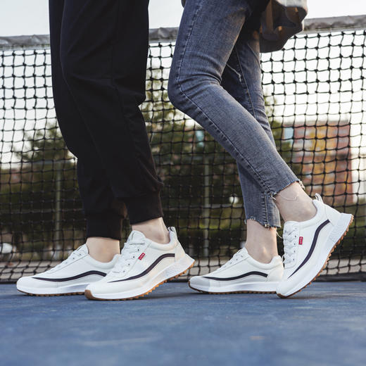 【男女同款运动休闲鞋】 反光条设计，巨轻便，巨柔软，巨显脚瘦，显腿长，简洁时尚百搭，防水防滑好打理，时髦出街！ 商品图6