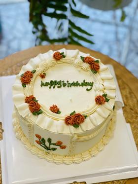 奶油霜裱花复古手绘蛋糕(《三十而已》里顾佳说，“我经常看着许子言在想，他什么时候能一个人睡觉，一个人吃饭，能管理好他自己的情绪，能把我还给我。”余生很长，我们女孩子要对自己好一点，过好每一个生日，照顾