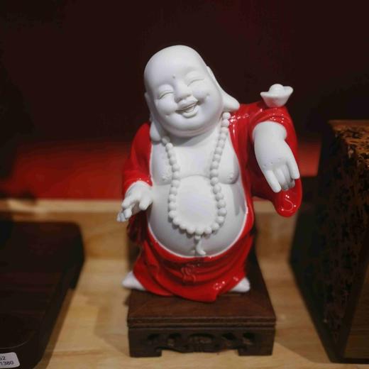 弥勒 鸡翅木底座 瓷器摆件新中式 禅意陶瓷中式茶桌摆件大肚弥勒佛茶摆件寓意悠然自得招财进宝 商品图1