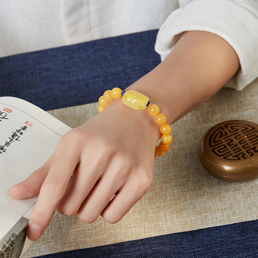 色如蜜光如蜡外有脂光内有宝光的鸡油黄蜜蜡手串和吊坠 商品图9