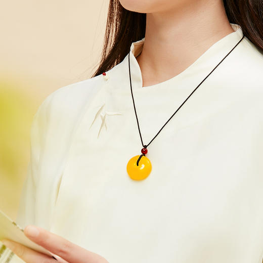 色如蜜光如蜡外有脂光内有宝光的鸡油黄蜜蜡手串和吊坠 商品图10