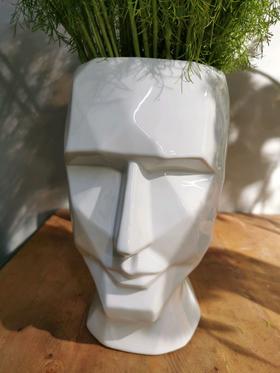 白色人头形花瓶