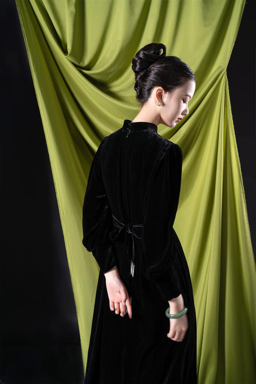荷言HEHEN纯手工定制 秋暝 复刻黑色丝绒蚕丝编制流苏原创旗袍 商品图4