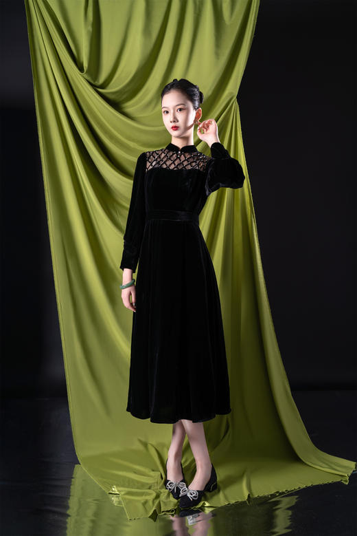 荷言HEHEN纯手工定制 秋暝 复刻黑色丝绒蚕丝编制流苏原创旗袍 商品图5