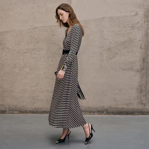 EITIE爱特爱春季新款气质V领收腰显瘦连衣裙女7307007 商品图2