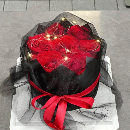 （可定制无蔗糖）玫瑰黑纱花束蛋糕 / 颜值与口味并存，下层高品质奶油蛋糕，上层养眼的玫瑰花束 商品图0